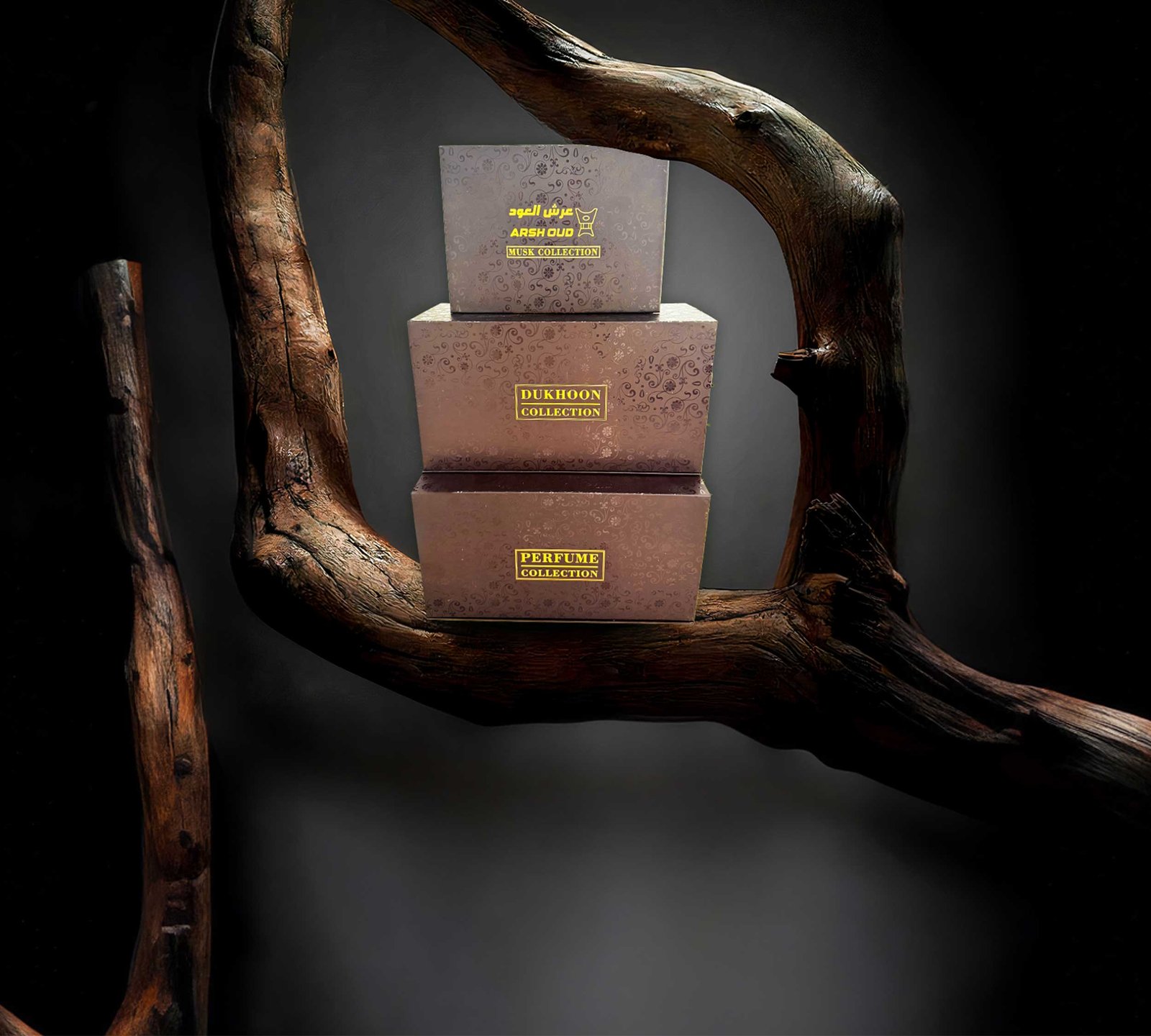 بوكس فاخر يحتوي على ثلاث مجموعات متنوعة من عرض العود: مجموعة دخون، مجموعة مرشات، ومجموعة غطور، بتغليف أنيق على خلفية فنية