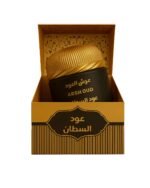 دخون عود السلطان No.2 داخل علبة ذهبية فاخرة، يُبرز عود نيبالي فاخر ولمسة عمانية تراثية.